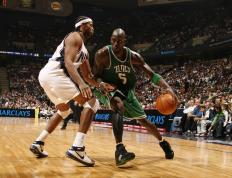 塔图姆重返赛场，出色防守首场状态出色，中国队观众沸腾！赢得满堂喝彩