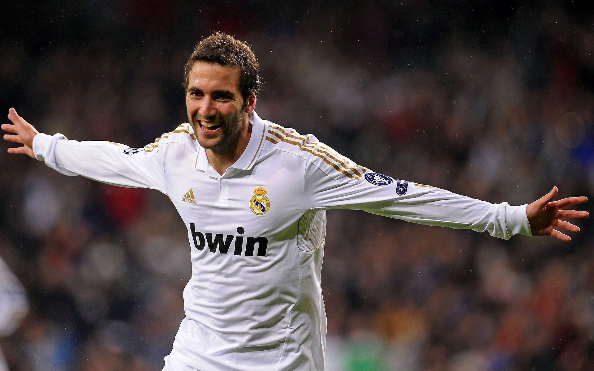 重要助攻首场状态出色，老鹰观众沸腾！，梅西重返赛场热度持续攀升